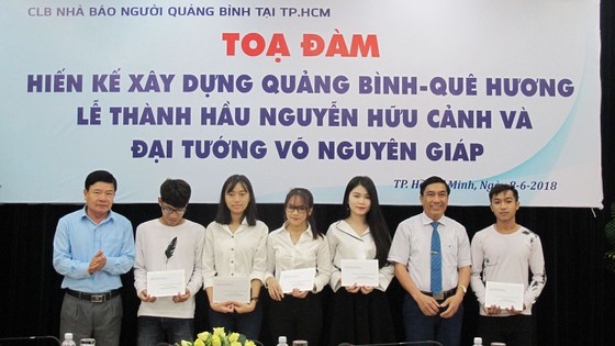 Trao học bổng cho 5 sinh viên có hoàn cảnh khó khăn, vươn lên trong học tập