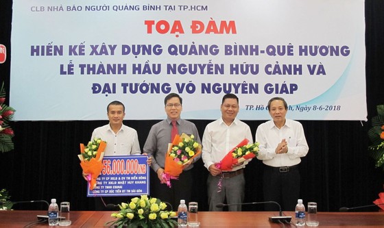 ​​​​​​​Trao học bổng cho 5 sinh viên có hoàn cảnh khó khăn, vươn lên trong học tập