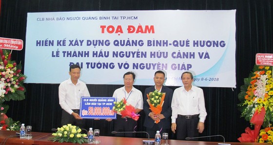 ​​​​​​​Trao học bổng cho 5 sinh viên có hoàn cảnh khó khăn, vươn lên trong học tập