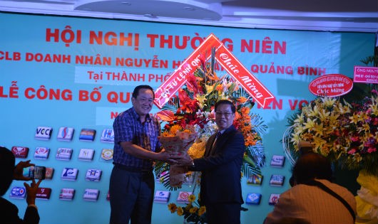 Trung tướng Võ Minh Lương, Ủy viên Trung ương Đảng, Tư lệnh Quân khu 7 tặng hoa cho Thiếu tướng Nguyễn Xuân Sang – Anh hùng lực lượng vũ trang nhân dân – Anh hùng lao động Thời kỳ đổi mới làm chủ tịch Câu lạc bộ Doanh nhân Nguyễn Hữu Cảnh – Quảng Bình