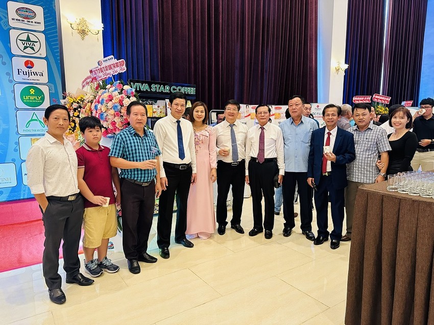 Lãnh đạo UBND tỉnh Quảng Bình cùng lãnh đạo Hội đồng hương Quảng Bình tại TP.HCM tham quan các gian hàng trưng bày sản phẩm của các doanh nghiệp.