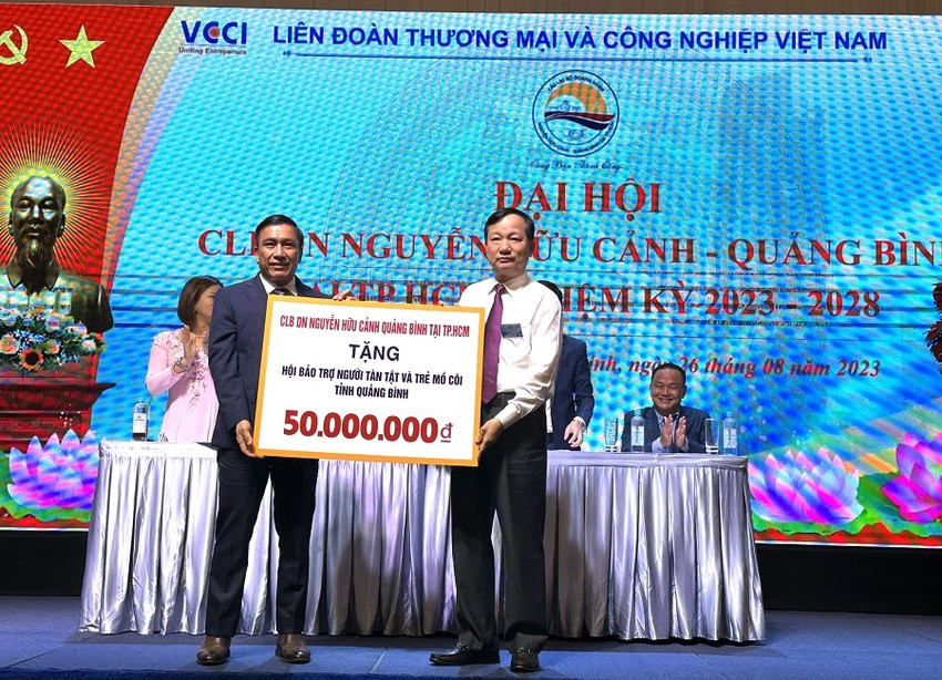 CLB Doanh nhân Nguyễn Hữu Cảnh - Quảng Bình tại TP.HCM đã trao 50 triệu đồng ủng hộ Hội bảo trợ người tàn tật và trẻ em mồ côi tỉnh Quảng Bình.