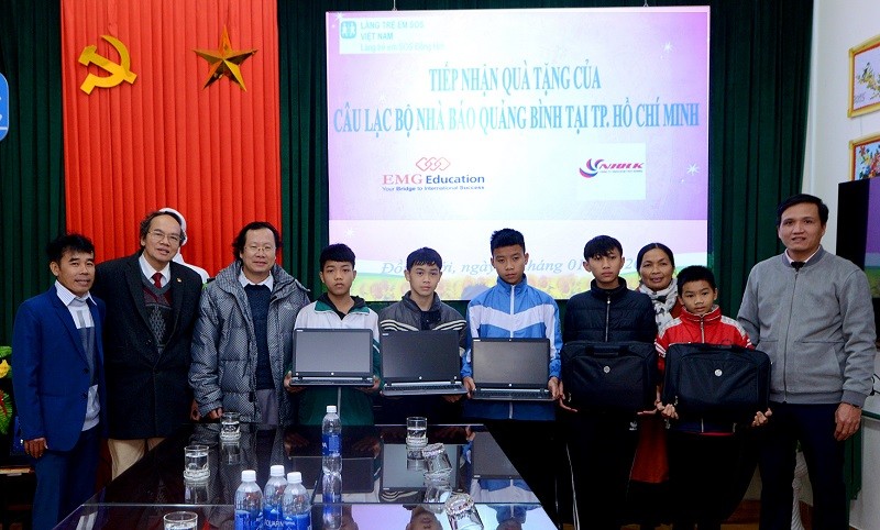CLB Nhà báo người Quảng Bình tại TP.HCM trao 10 máy tính cho Làng trẻ em SOS Đồng Hới, Quảng Bình.