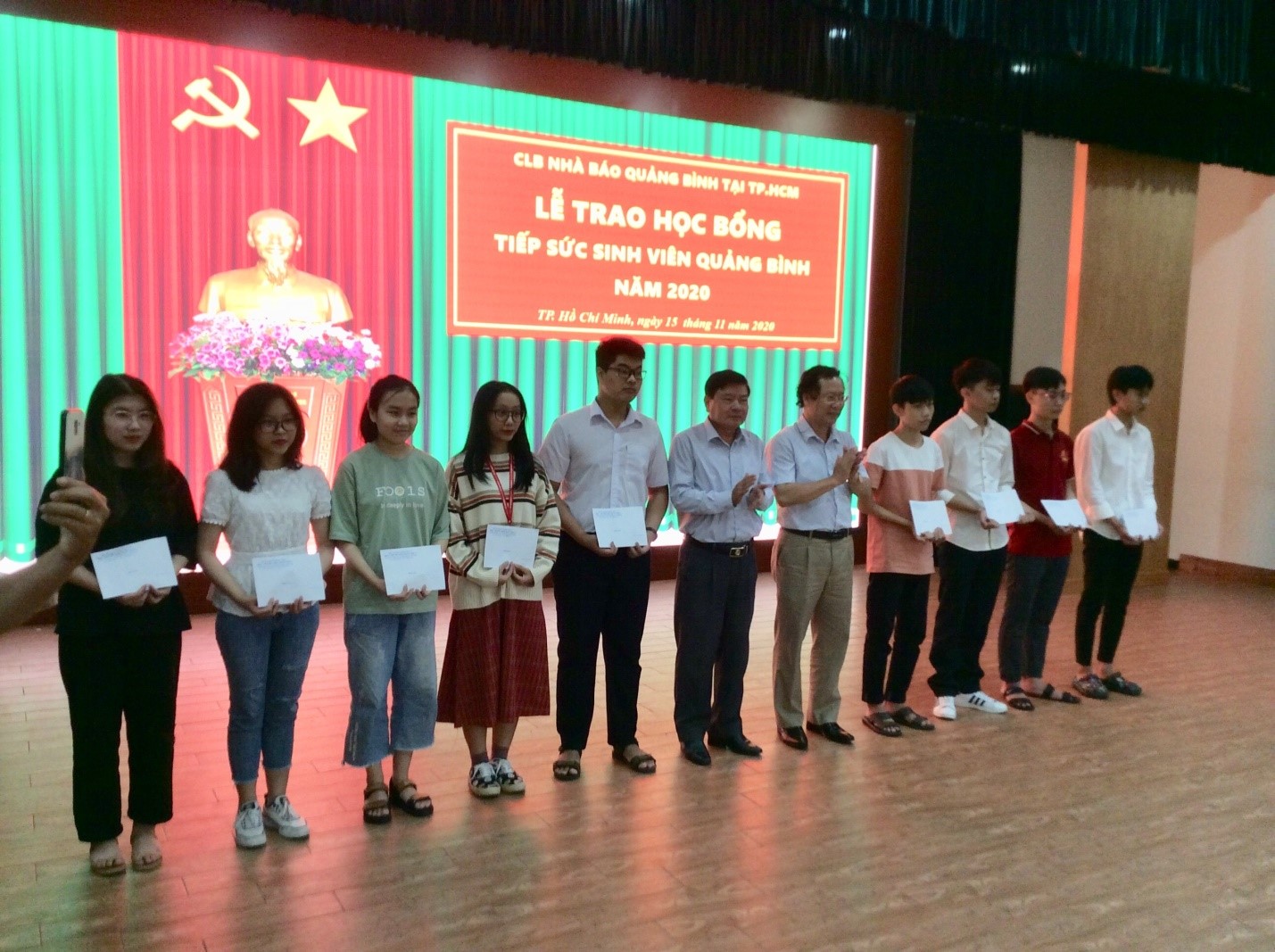 Trao học bổng tiếp sức cho sinh viên năm nhất quê Quảng Bình.